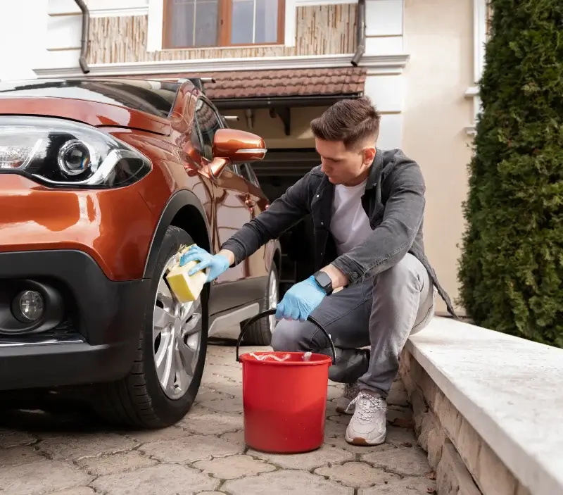 Lavage auto à domicile Saint-Marcel-l'Éclairé : professionnel intervenant sur un véhicule